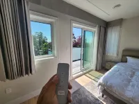 Luxury 3-Bedroom Home Modern Retreat in Vancouver - New