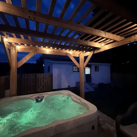 Cozy Cabin with Modern Amenities. Pet Friendly! Hot Tub!