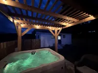 Cozy Cabin with Modern Amenities. Pet Friendly! Hot Tub! - Wifi