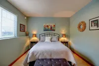 Hope Island Suite: Water-Mountain-Island view.  Couples, Girls Getaway! - 2성급