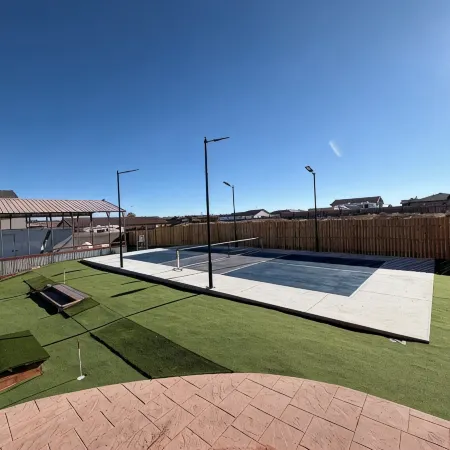 Spacious Home with private pickleball court, close to all Lake Powell activities