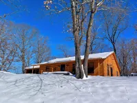 Charming 2-bedroom cabin with WiFi, AC in peaceful Eureka Springs - Hytter