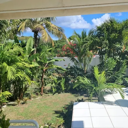 Joli Logement Avec Jardin à Sainte Anne Proche Plage
