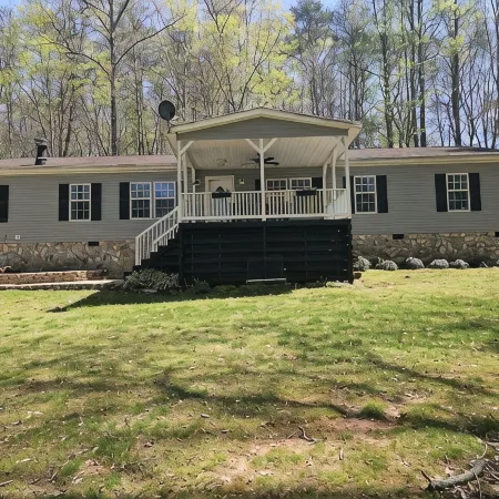Charming farmhouse with 3 bedrooms and WiFi, AC in enchanting Rutherfordton
