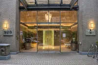 City Views | Prime Downtown Stay w/ Pool, Gym + Walk to Robson & Dining - Condos