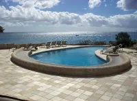 Spacious Family-Friendly Retreat with Private Beach & Stunning Ocean Views. - Swimmingpools