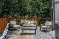 Serene 2 Bed 2 Bath Cabin with Hot Tub Nestled in San Bernardino Mountains