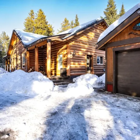 Rustic Themed Cabin with Starlink. Walk/Snowmobile to lake from house. Ice Fish