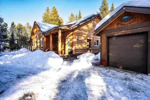 Rustic Themed Cabin with Starlink. Walk/Snowmobile to lake from house. Ice Fish