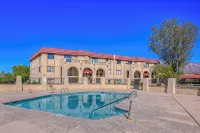 Pet-friendly 1-bedroom condo in NW Tucson with Fireplace & Covered Patio - Homestays