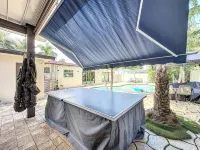 Luxurious Pompano Beach Oasis with Pool, Outdoor Kitchen, and close Beach - Wifi