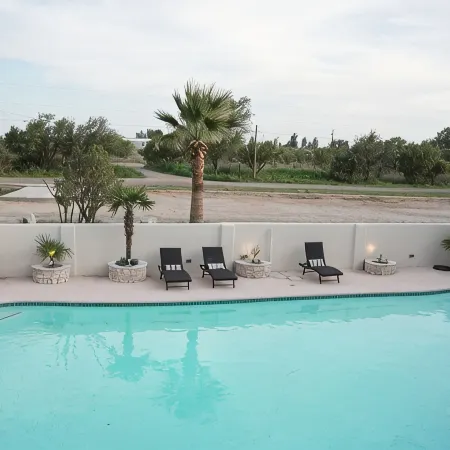 Spacious 3Br Stay  Shared Pool - Perfect for Families.
