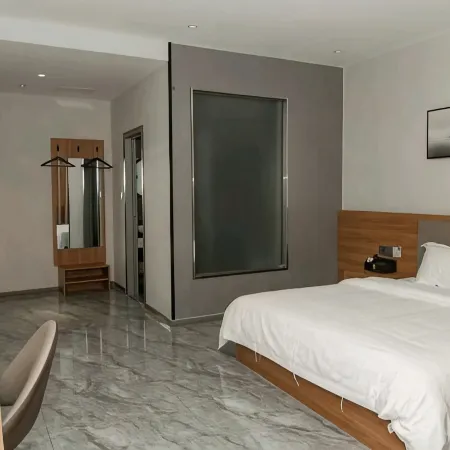 Huayi Hotel (Minquan Renmin Road)