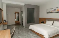 Huayi Hotel (Minquan Renmin Road)