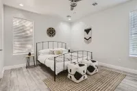 High End 5 Bdrm Home W/ Heated Pool & Mins to Riverwalk / Downtown - Private Pools