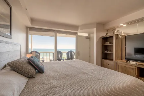 Oceanfront 1BR Condo, Monthly Stays Welcome - สระว่ายน้ำส่วนตัว