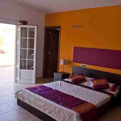 4 Bed Villa in Town, 10m Pool, Kid Slide, Pool Fence, BBQ, Outdoor Lounges Rooms