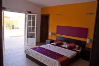 4 Bed Villa in Town, 10m Pool, Kid Slide, Pool Fence, BBQ, Outdoor Lounges - Villas