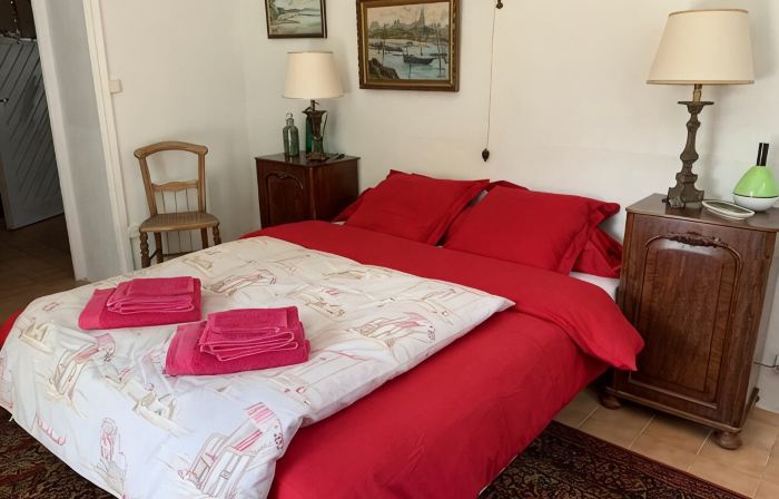 apartment on the ground floor of a villa, directly by the sea