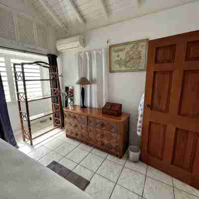 Charming 2-bedroom villa with AC, WiFi, stunning ocean views Rooms