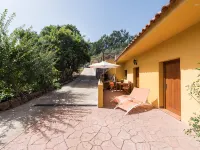charming house in the middle of nature with pool .Ideal couples. Hotels in Comarca Norte
