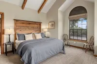 Whitetail Oaks - Rustic Charm Meets Fun! Private Pool & Pickleball on 34 Acres - 4-Star