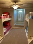 Beautiful Custom Home Overlooking Pond - de charme