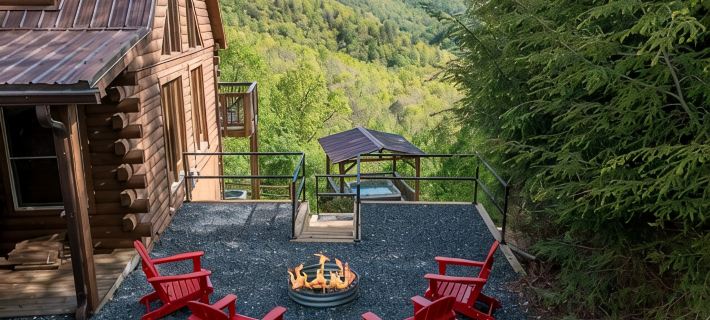 Heavenly Mtn Views, Hot Tub+Fire Pit+Grill, Fireplace, WiFi, Hike, Close to Brp! Hotels in Mitchell County