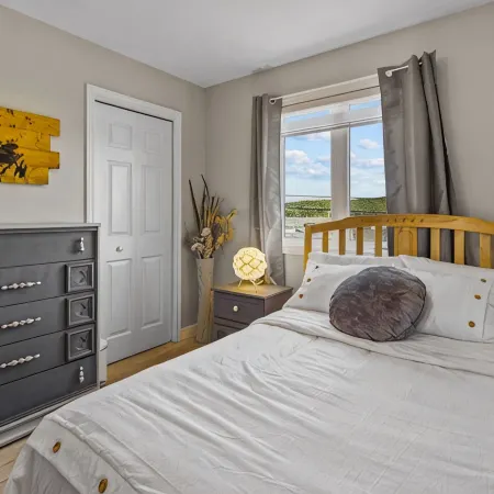 *Wow!!* Executive Cozy Home with 3 Beds, Work Station & Gym