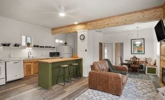 Cozy retreat near Sandpoint, Idaho. Close to Downtown, the lake and skiing.