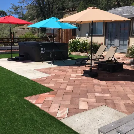 Beautiful 5 Bedroom, 3 bath waterfront home on Clearlake w/private hot tub