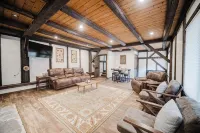 13 Beds, 17 Guests -Hot tub- 15 mins to Sunday River!