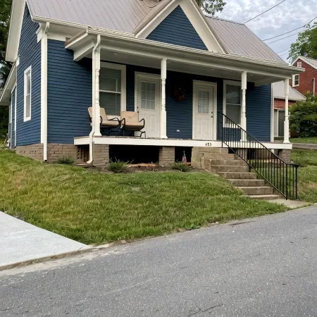 Cozy Cottage walking distance to Downtown!