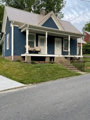 Cozy Cottage walking distance to Downtown!
