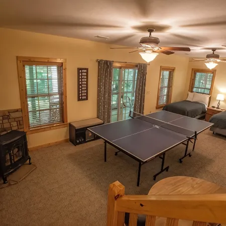 Redbud Retreat ~ Rustic family friendly cabin with New Hot Tub in Townsend!