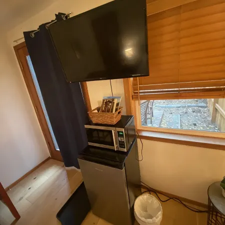 West Side Cozy Studio with Private Yard