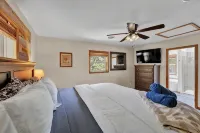roomy CHALET-3 mts WALK2LAKE w/LINENS/FIREPIT/HOTTUB/GAMES/BB&JACK FROST Ski mts - Wi-Fi