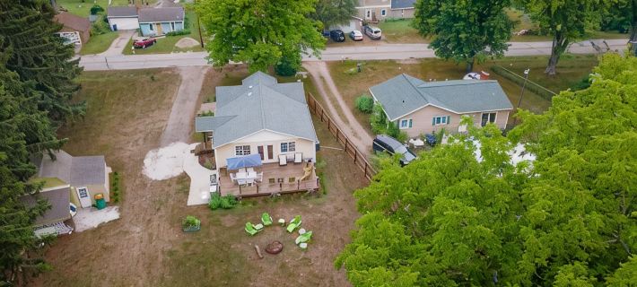 Lake front home with access to two lakes, large yard and RV hookup available! Hotele w: Barry County