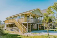 Steps to the Beach! Renovated 2021! Hot Tub! Minutes to Grocery Stores & Dining! - Balcony