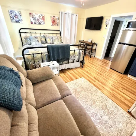 Historic Hilltop Guesthouse - Charming studio/cottage one block from downtown