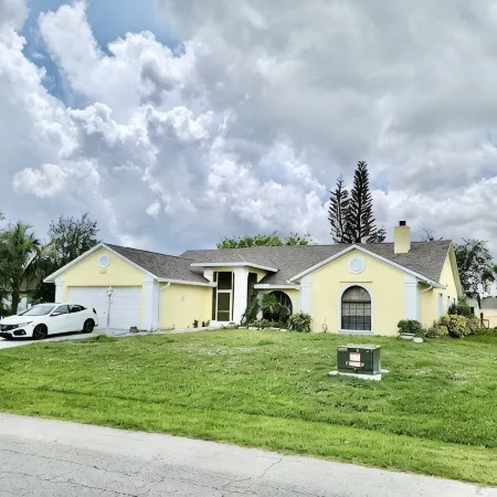 Heavenly Sunshine Hideaway- Spacious, Cozy, VERY Clean, and Quiet Community!