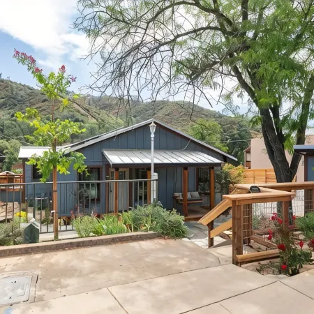 Charming 2-bedroom cottage - walkable downtown Mariposa/31 miles to Yosemite