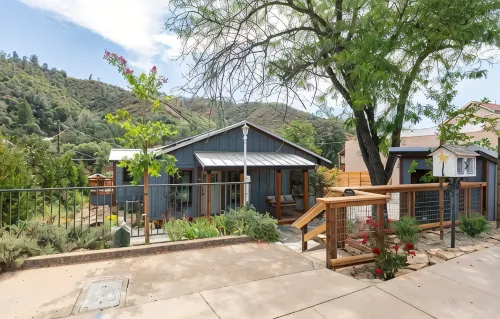 Charming 2-bedroom cottage - walkable downtown Mariposa/31 miles to Yosemite