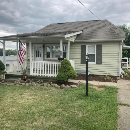 Cozy city cottage, one floor, covered porches, quiet neighborhood