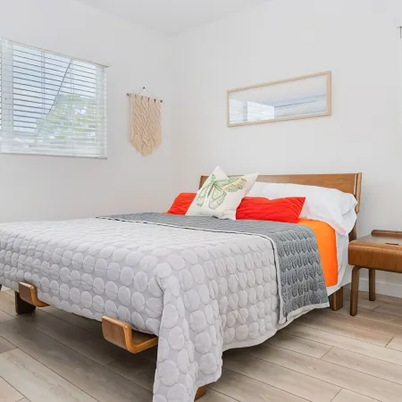 Cheerful 2 Bedroom Steps to the Sand
