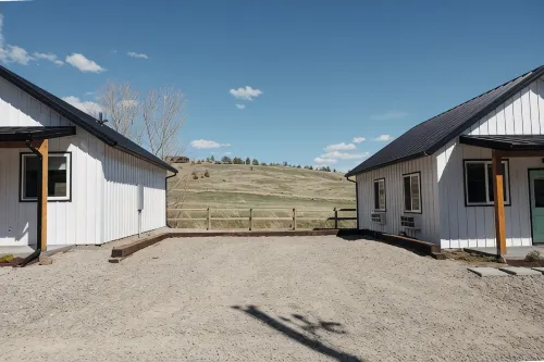 NEW Farm Stay Cabin close to Livingston, Yellowstone, Bozeman, fishing, hiking - Hytter