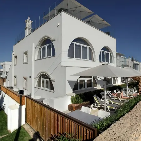 Golden Beach Guest House & Rooftop Bar