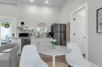 10/10 Rated • Private Garden Cottage Retreat • Minutes to Downtown - Country Houses