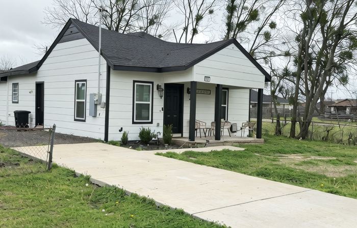 Charming 3-bedroom 2 bathroom  house in Terrell with WiFi and AC