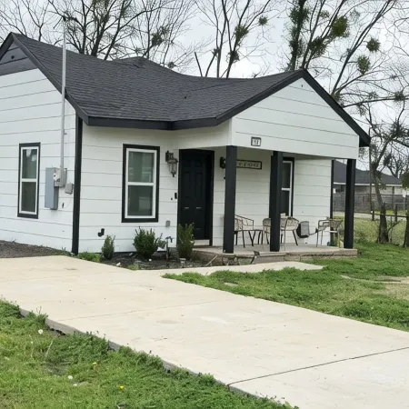 Charming 3-bedroom 2 bathroom  house in Terrell with WiFi and AC Отели в г. Террелл